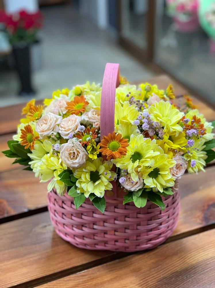 Цветочная композиция из Хризантемы и Розы в корзине в Полтавке