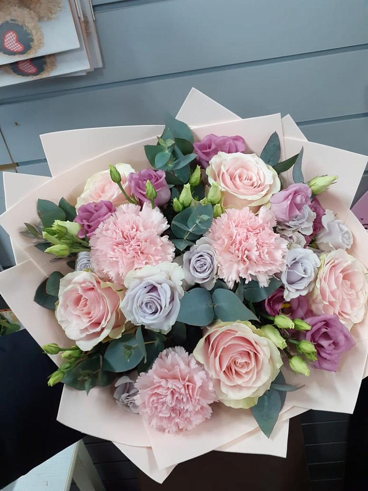 Букет цветов из: Розы, Гвоздики и Лизиантусы в Полтавке