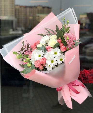 Букет цветов из: Розы, Лизиантусы и Хризантемы в Полтавке